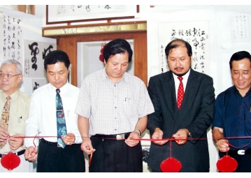 在马来西亚举办画展时和马来西亚国会副议长林